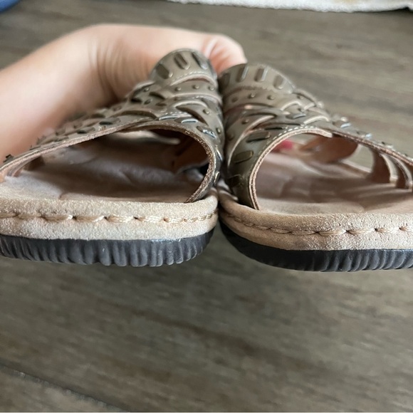 Gold woven crisscross Clark slip on sandals - Picture 4 of 8